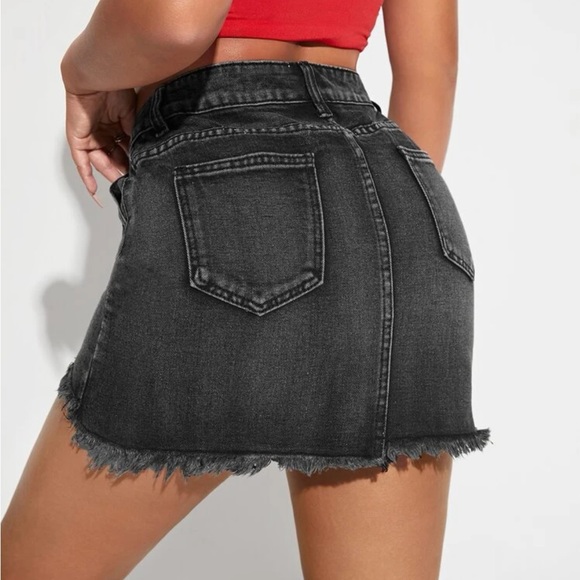 Cute denim skirt Size 6. Worn once! - Picture 3 of 4